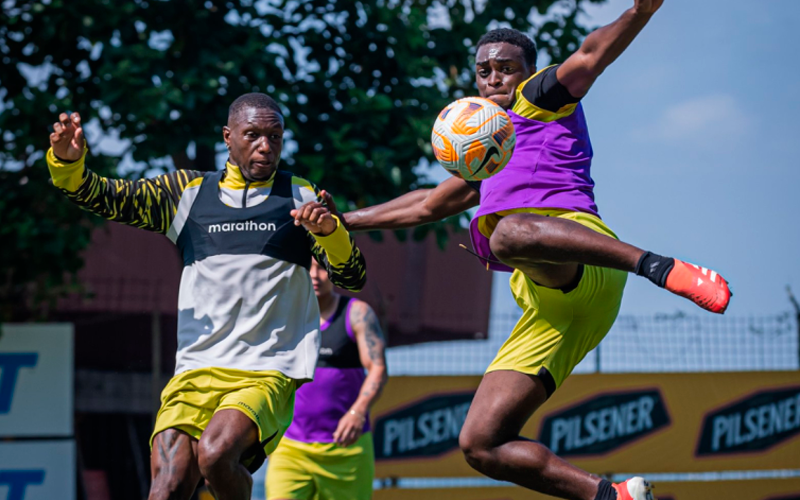 Barcelona SC y Emelec disputando el Clásico del Astillero en el estadio George Capwell.