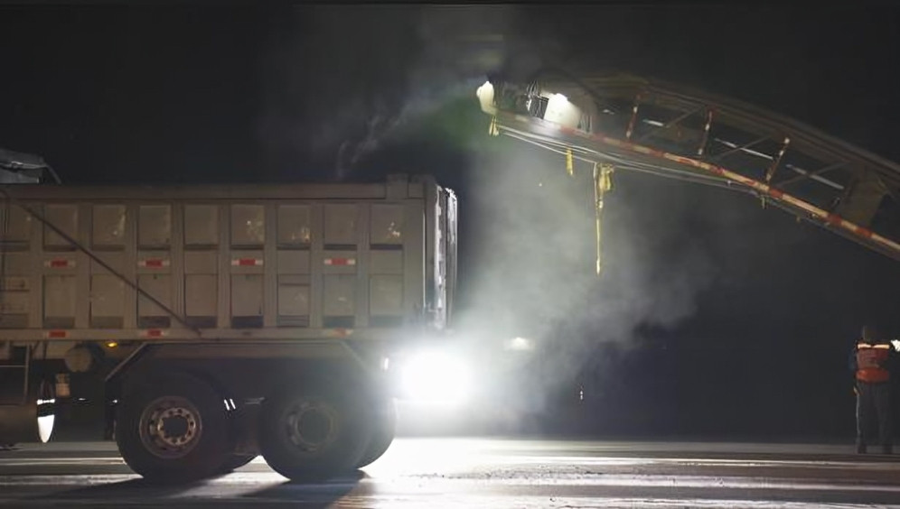 Terminal del Aeropuerto Internacional Mariscal Sucre de Quito durante reprogramación de vuelos por mantenimiento preventivo