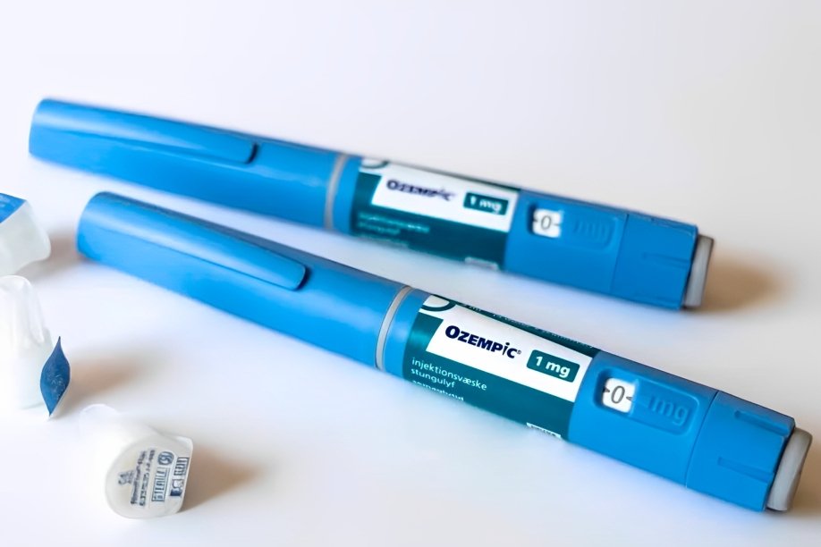 Investigadores analizando resultados de Ozempic para adicción a cocaína en laboratorio científico con equipos de investigación médica