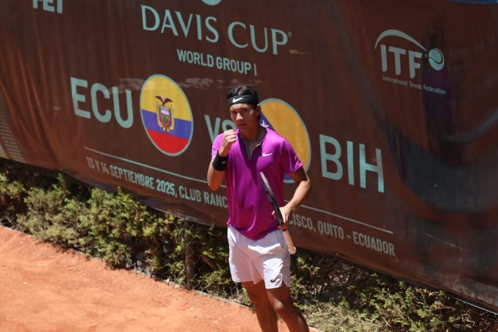 Jugadores de Ecuador se preparan para enfrentar a Bosnia en la Copa Davis en Quito.