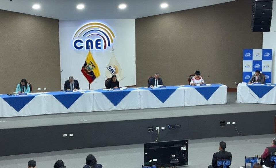 Sede del Consejo Nacional Electoral de Ecuador donde el CNE enfrenta críticas ante la Constituyente por falta de transparencia