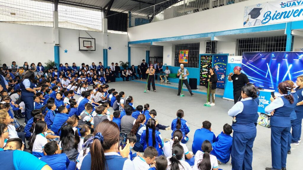 Show musical del Consorcio Urvaseo para educación ambiental en Guayaquil con estudiantes participando activamente