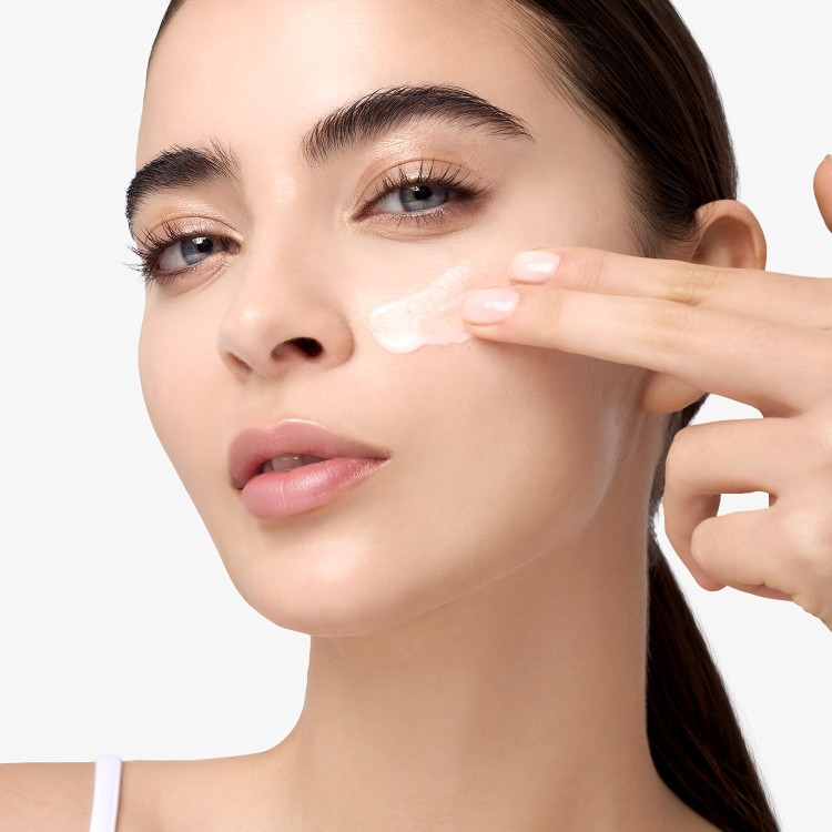 Productos Yanbal Sensi Derm para piel sensible con ceramidas y centella asiática sobre fondo minimalista blanco