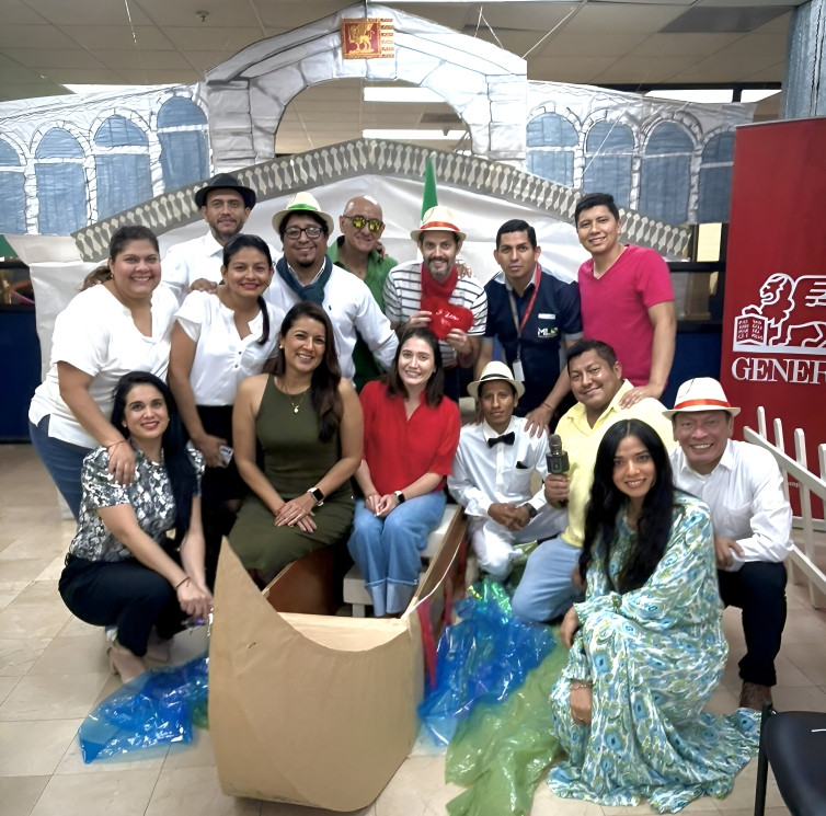 Colaboradores de Generali Ecuador celebrando Ferragosto con decoración italiana y actividades culturales tradicionales