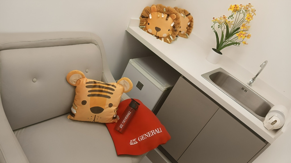 Lactario moderno de Generali Ecuador con sillón reclinable, nevera y equipamiento especializado para madres trabajadoras en Quito