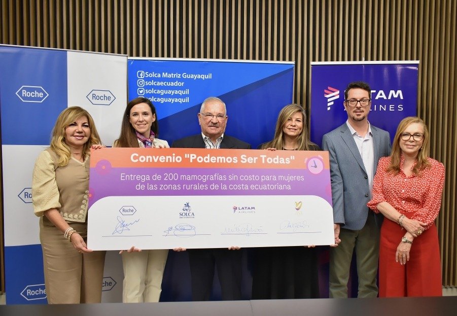 Autoridades de Roche, SOLCA, LATAM y Fundación Ana durante la firma de la campaña gratuita de prevención del cáncer de mama en Guayaquil