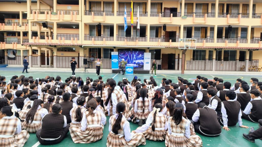 Show musical del Consorcio Urvaseo para educación ambiental en Guayaquil con estudiantes participando activamente