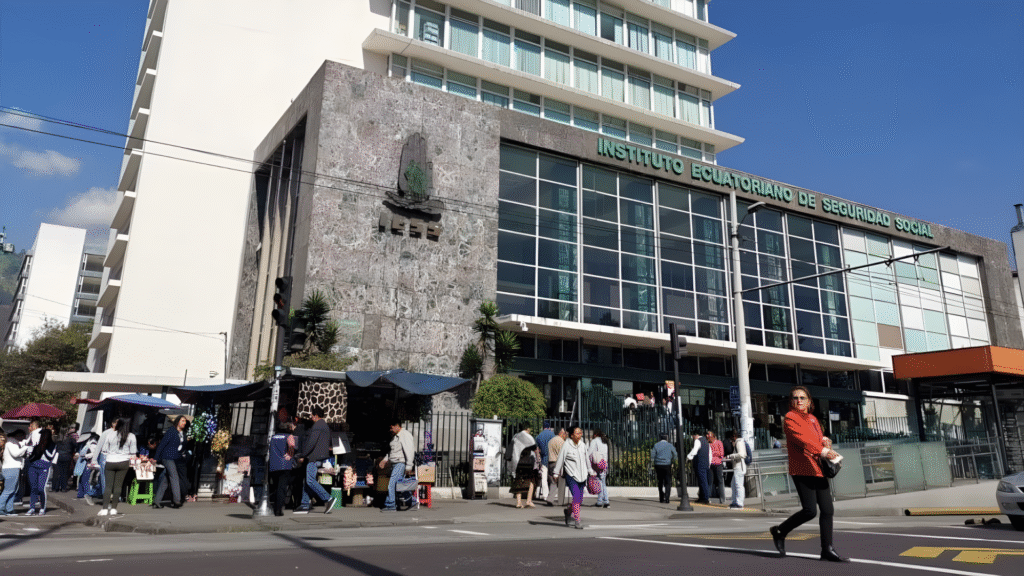 Adultos mayores revisando información sobre los aumentos automáticos en pensiones del IESS en Ecuador.