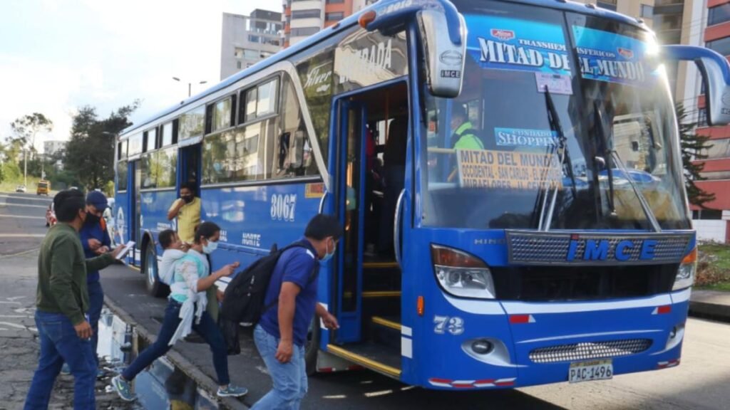 Bus de transporte urbano en Quito afectado por el alza del diésel.