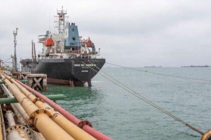 Petroecuador adjudica venta de barriles de crudo a empresas internacionales tras levantamiento de fuerza mayor.