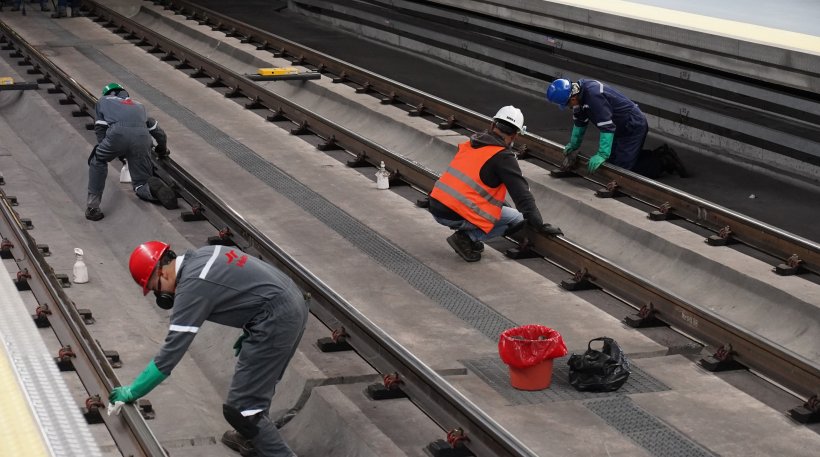 Técnicos realizan mantenimiento nocturno en el Metro de Quito tras el cierre de operaciones.