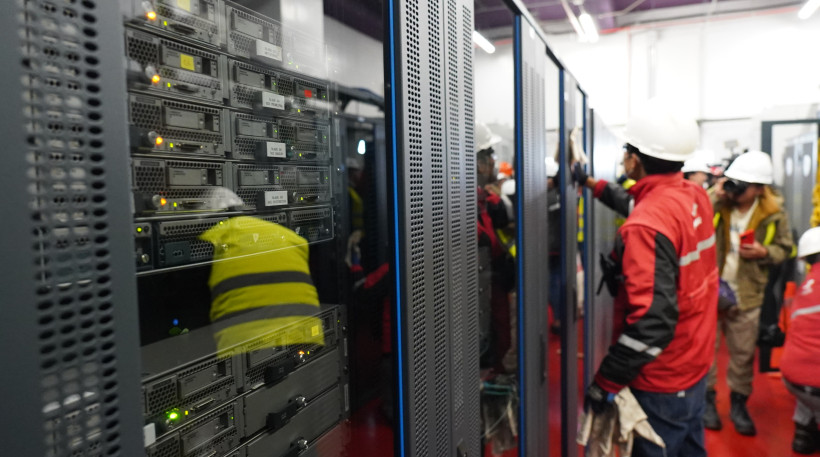 Técnicos realizan mantenimiento nocturno en el Metro de Quito tras el cierre de operaciones.