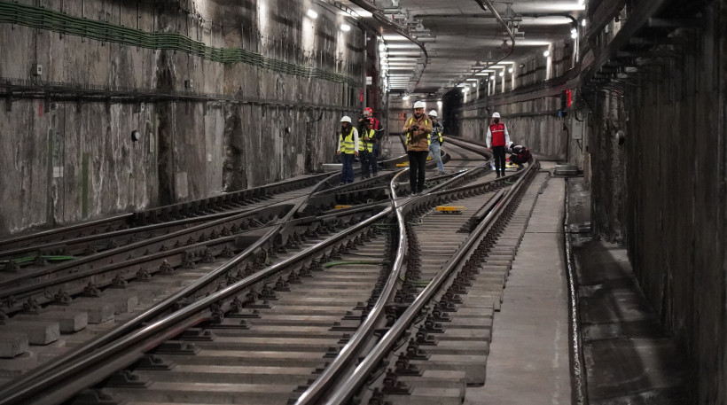 Técnicos realizan mantenimiento nocturno en el Metro de Quito tras el cierre de operaciones.