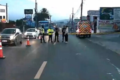 Motocicleta accidentada en el norte de Quito tras un siniestro de tránsito en la avenida De la Prensa.