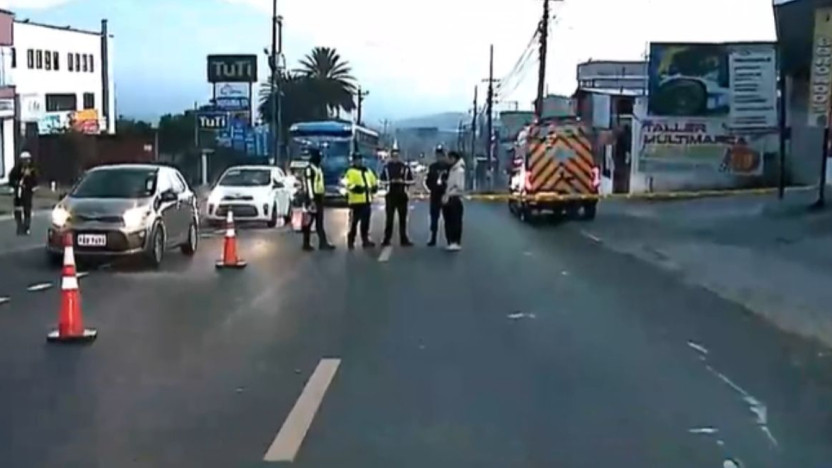 Motocicleta accidentada en el norte de Quito tras un siniestro de tránsito en la avenida De la Prensa.