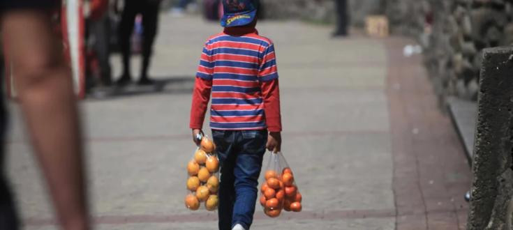 Policía y Fiscalía en operativo contra la explotación laboral infantil en Quito, septiembre de 2025.