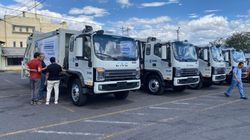 Camiones recolectores de basura en Quito durante su entrega oficial en diciembre de 2024.