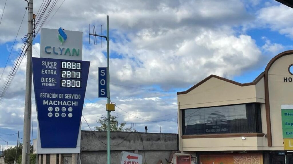 Vehículos de transporte pesado cargando combustible diésel en Ecuador tras la eliminación del subsidio.