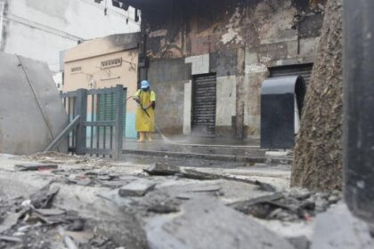 Escena del coche bomba en Guayaquil tras la detonación frente a una salsoteca en Junín y Rumichaca.