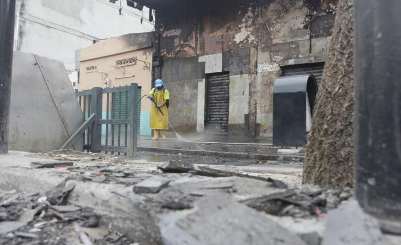 Escena del coche bomba en Guayaquil tras la detonación frente a una salsoteca en Junín y Rumichaca.