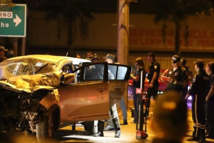 Vehículo de Javier Bolaños tras atentado en vía Durán – Boliche, con intervención policial.