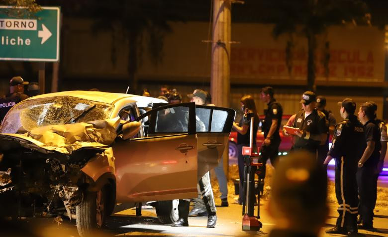 Vehículo de Javier Bolaños tras atentado en vía Durán – Boliche, con intervención policial.