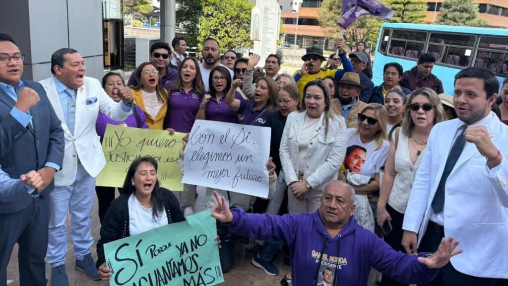 Militantes de ADN registrándose en el CNE para la campaña del referendo 2025 en Ecuador.