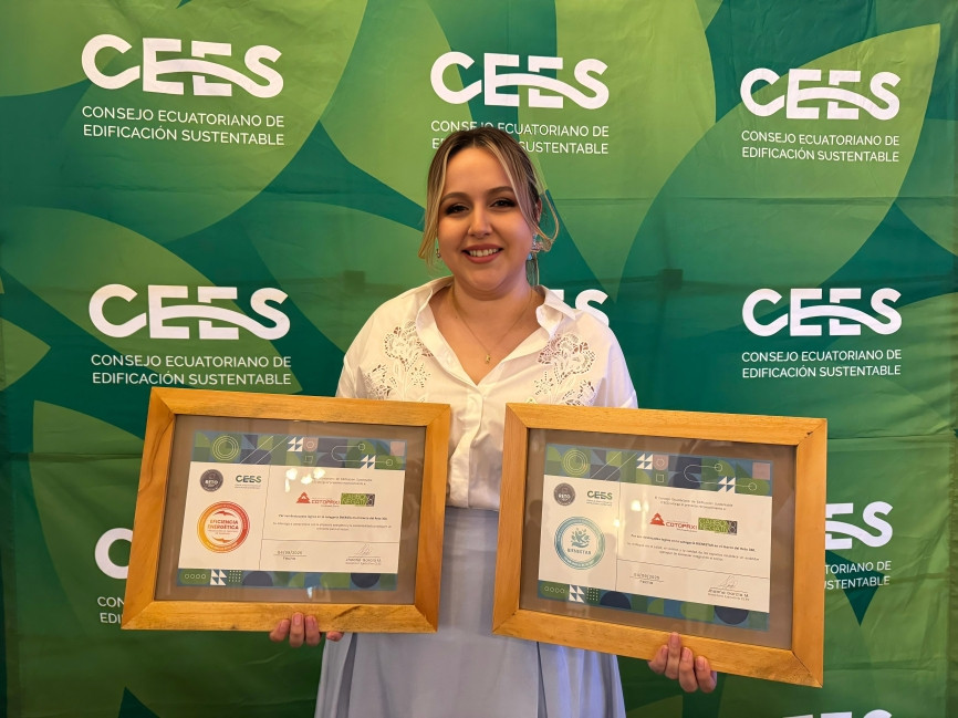 Genesys Mora de Aglomerados Cotopaxi recibe reconocimiento CEES por sostenibilidad en Ecuador en ceremonia oficial