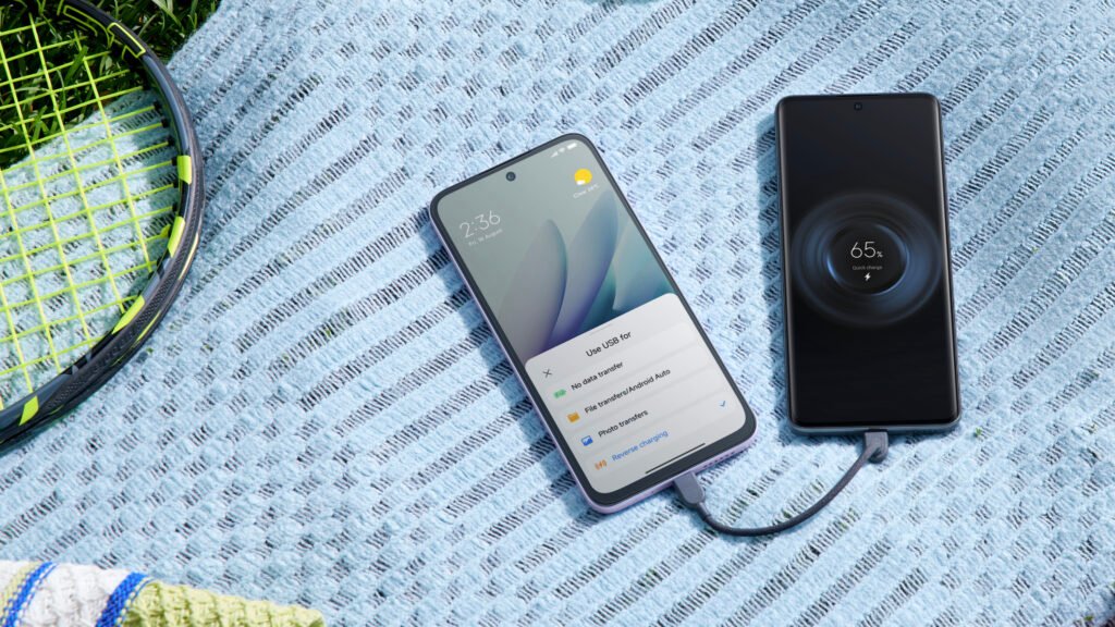 Estudiante usando Redmi 15 y Xiaomi Smart Band 10 durante el regreso a clases en Ecuador