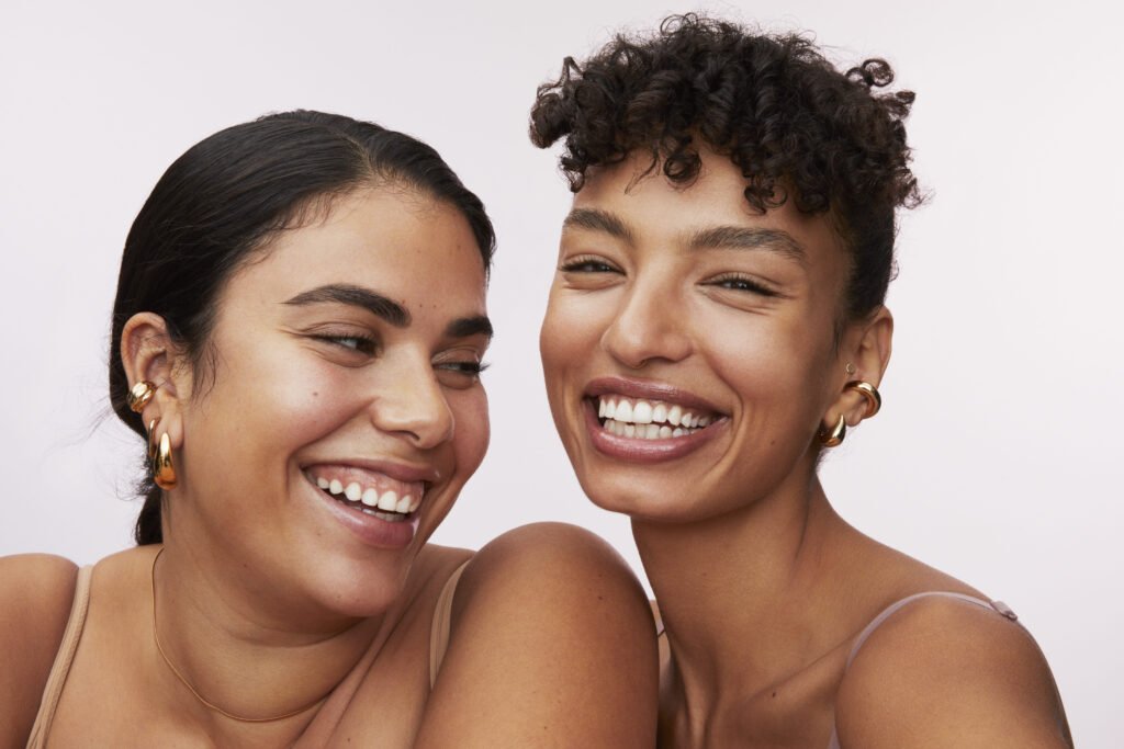 Celebración de tres décadas de historia de Avon con productos icónicos de belleza femenina