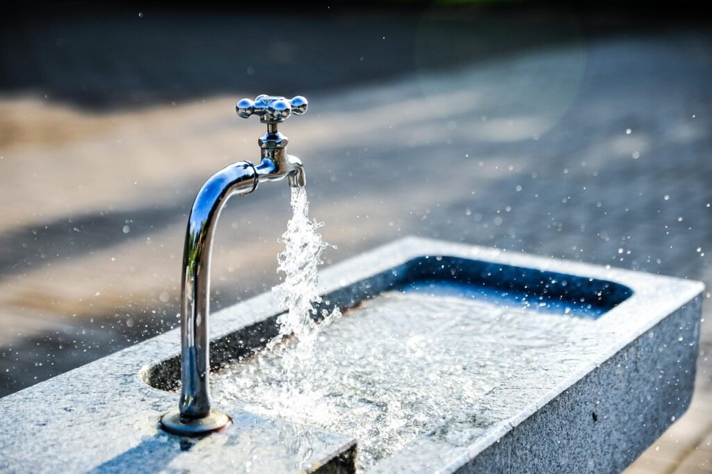 Gestión del agua en las ciudades con tecnología e inteligencia artificial para enfrentar la crisis hídrica.