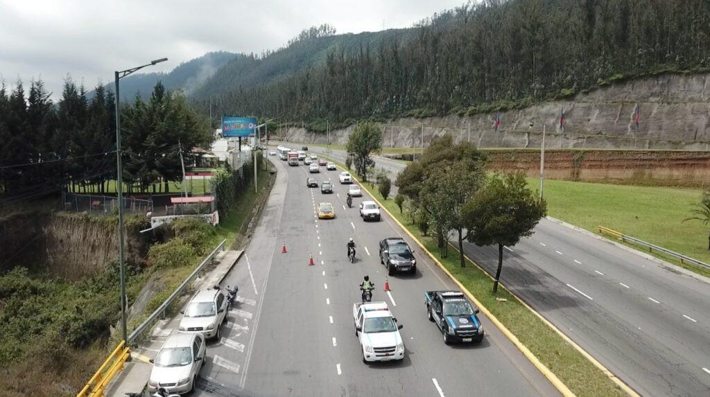 Tráiler volcado en accidente de tránsito en la avenida Simón Bolívar, Quito, 12 de septiembre de 2025.