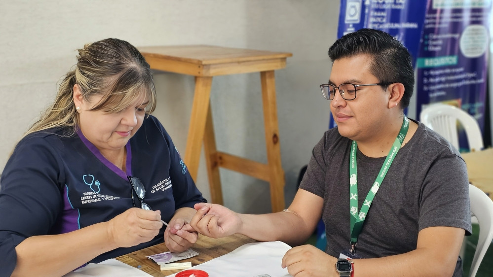 Colaboradores de Grupo Entregas participando en actividades de bienestar laboral durante jornada E-Wellness con bailoterapia y consultas médicas