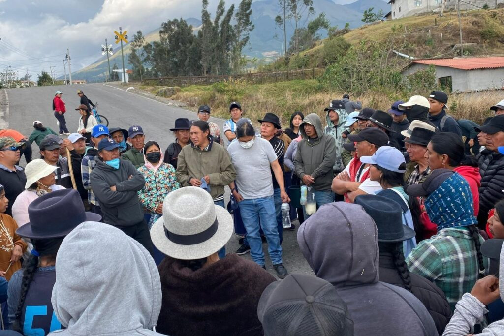 Manifestantes indígenas en Otavalo durante el paro nacional contra la eliminación del subsidio al diésel