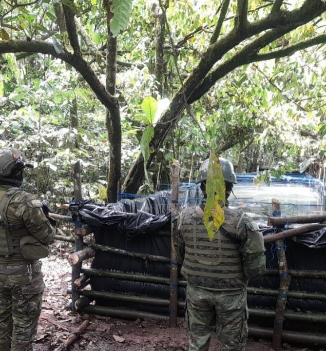 Operativo militar decomisando combustible ilegal en poliducto de Ecuador