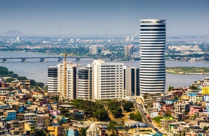 Vista panorámica de edificios y zonas residenciales en el mercado inmobiliario en Guayaquil