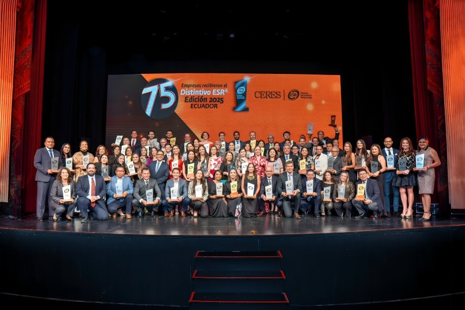 Carolina Ruiz y Natalia Triana de Alpina Ecuador reciben reconocimiento CERES por labor sostenible empresarial