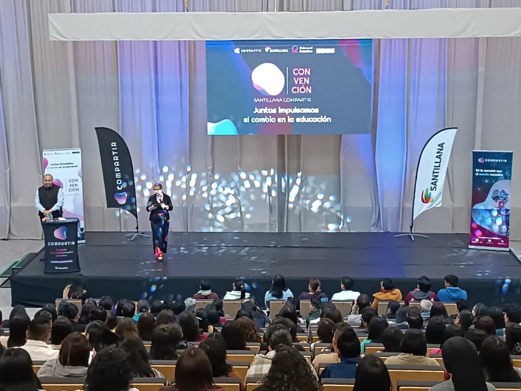 Docentes capacitados en Quito durante la jornada de Santillana para mejorar la calidad educativa en Ecuador
