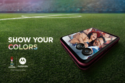 Jugadores de fútbol juvenil celebrando durante partido de la Copa Mundial Sub-20 de la FIFA Chile 2025 con branding de Motorola