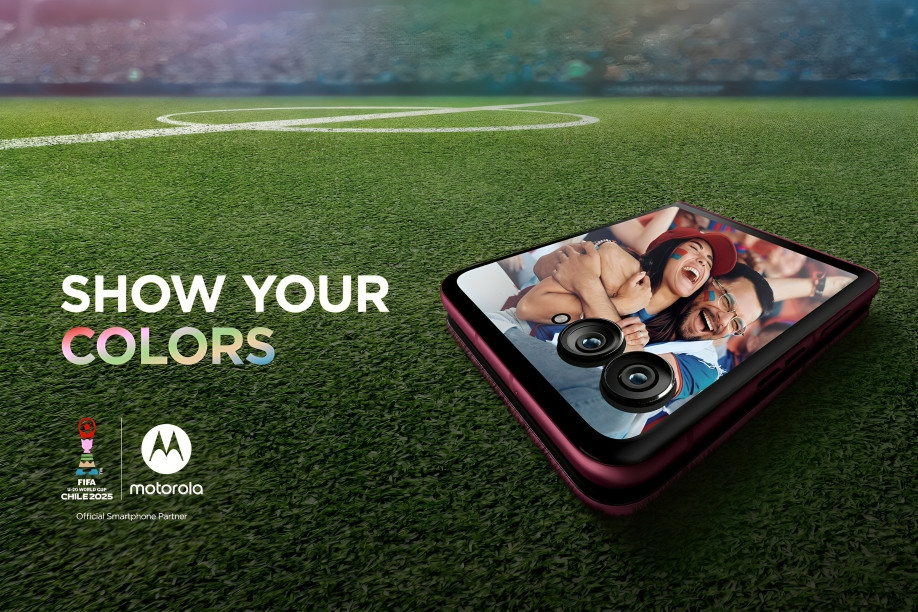 Jugadores de fútbol juvenil celebrando durante partido de la Copa Mundial Sub-20 de la FIFA Chile 2025 con branding de Motorola