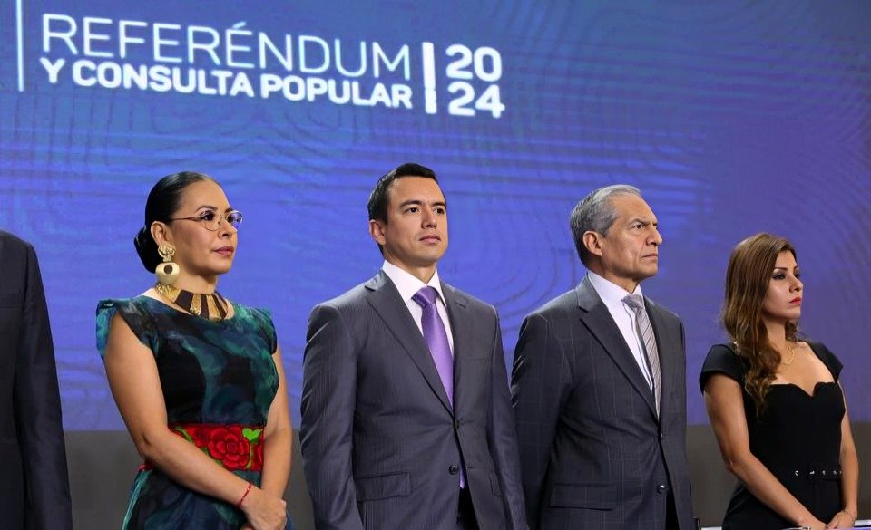 Noboa convoca consulta