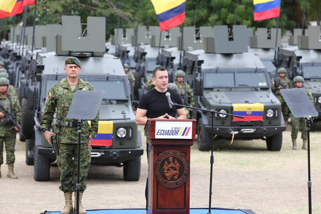 Daniel Noboa impulsa consulta popular sobre bases militares extranjeras en Ecuador.