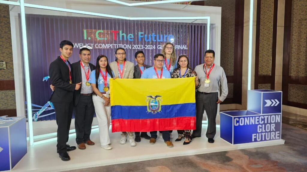 Estudiantes ecuatorianos participando en la Huawei ICT Competition 2025–2026.