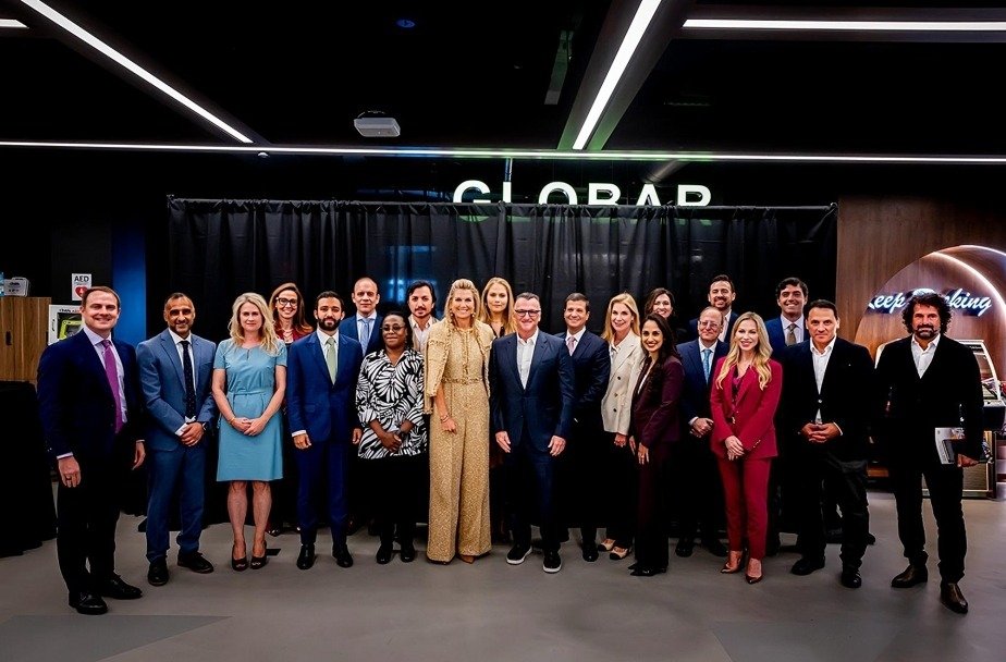 Reina Máxima de Países Bajos y Martín Migoya en mesa redonda sobre salud financiera en Nueva York