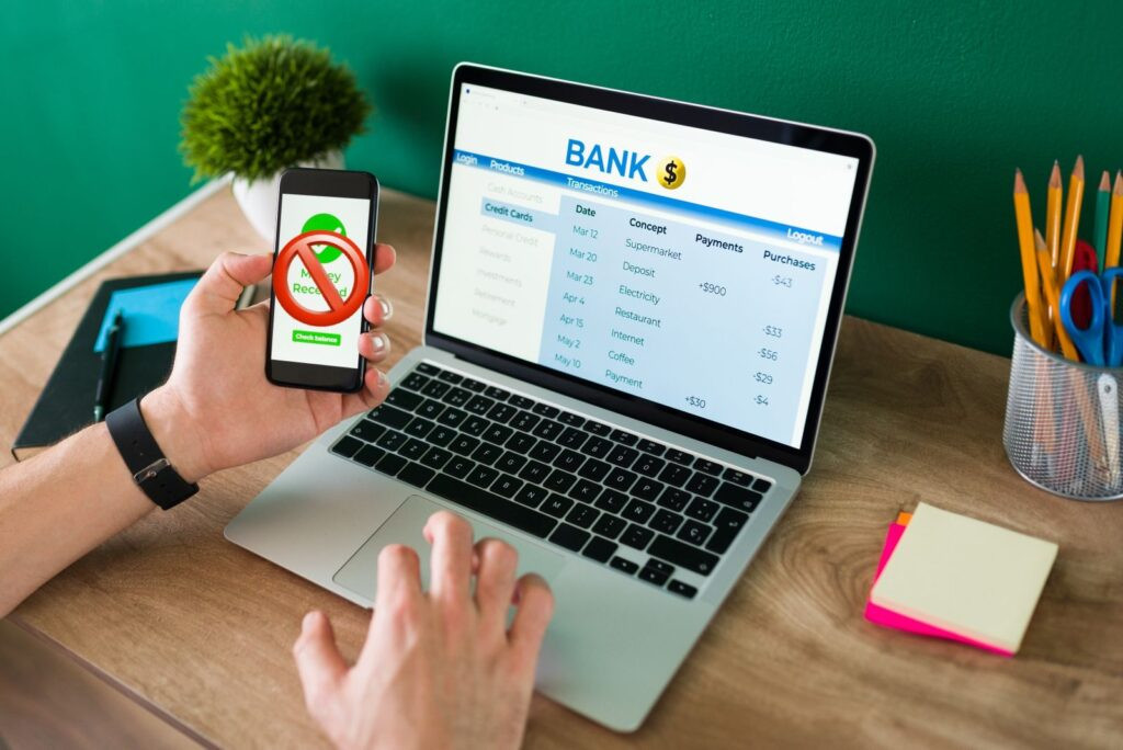 Representación digital de un sistema bancario en línea con infraestructura tecnológica segura para evitar caídas.