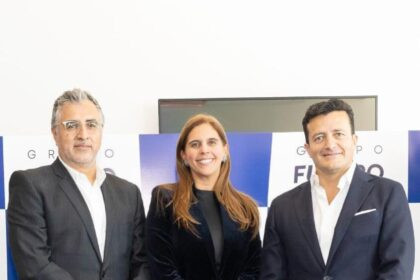 Directivos de Seguros TúPrimero presentan el modelo de seguros inclusivos en Ecuador durante el lanzamiento en Quito.