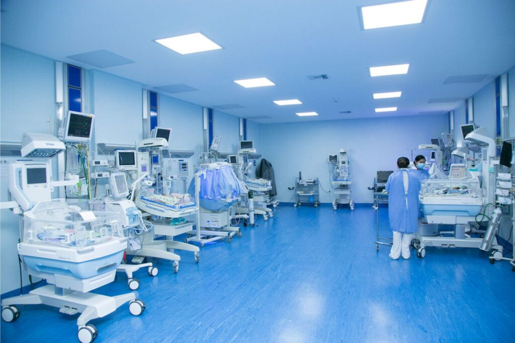 Brecha de médicos especialistas en Ecuador afecta la atención en hospitales públicos
