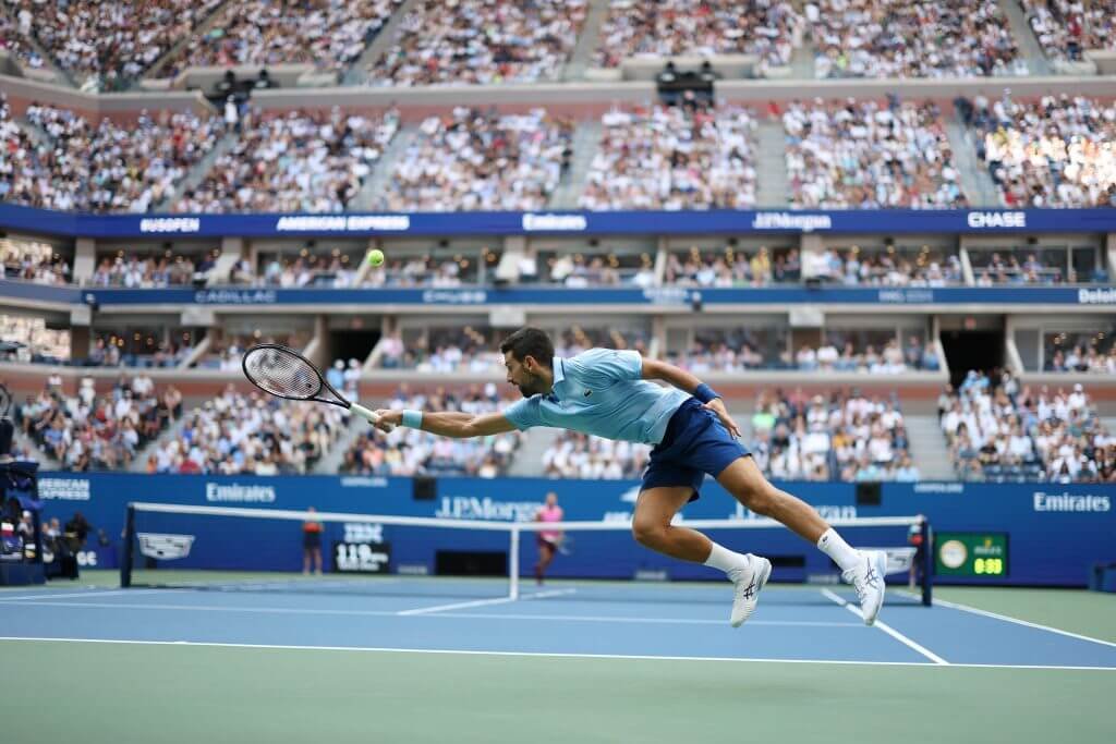 Carlos Alcaraz y Jannik Sinner se saludan tras la final del US Open 2025.
