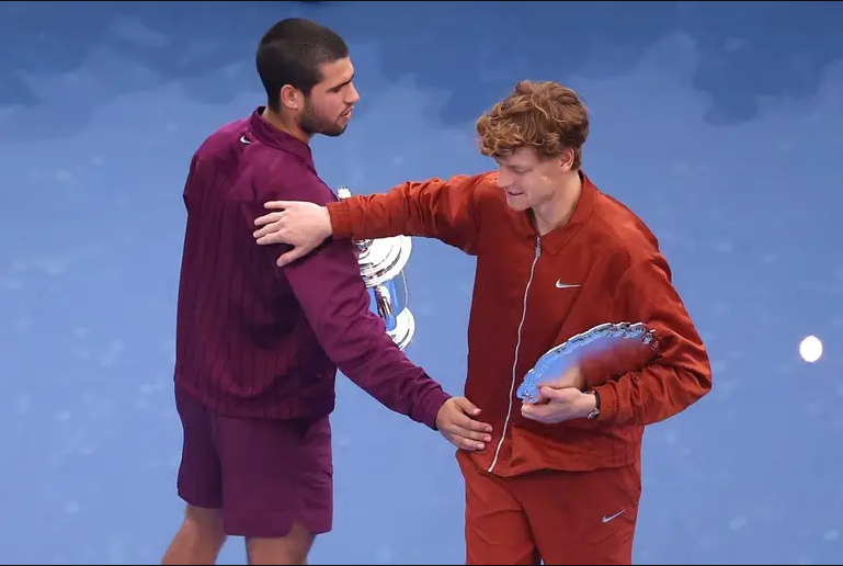 Carlos Alcaraz y Jannik Sinner se saludan tras la final del US Open 2025.