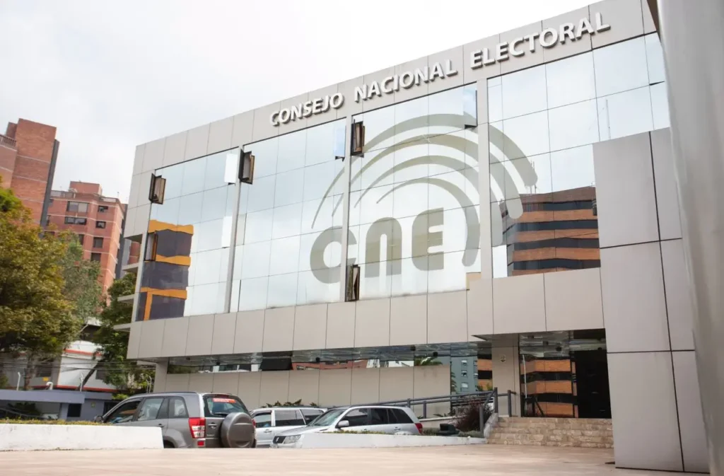 Diana Atamaint, presidenta del CNE, anuncia el inicio del proceso electoral para la Consulta Popular 2025 en Ecuador.